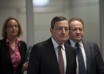 Draghi anuncia una revisión de la política monetaria del BCE en marzo